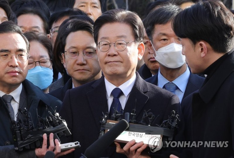 더불어민주당 이재명 대표가 10일 오전 경기도 성남 수원지방검찰청 성남지청에 피의자 신분으로 조사를 받기 위해 출석하며 입장을 밝히고 있다. 사진=연합뉴스