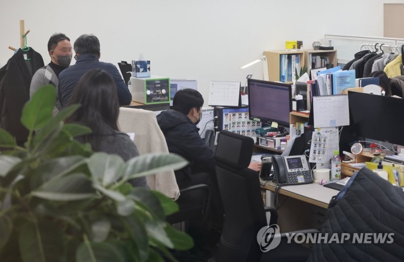 압수수색 중인 용산구청 홍보담당관실 압수수색 중인 용산구청 홍보담당관실 (서울=연합뉴스) 박동주 기자 = 이태원 참사와 관련해 일부 피의자의 신병을 넘겨받은 검찰이 보강수사에 본격 착수했다. 서울서부지검은 10일 오전 용산경찰서와 용산구청·서울경찰청·경찰청 등 10곳을 압수수색했다. 사진은 이날 오전 압수수색 중인 용산구청 홍보담당관실 내 수사관(왼쪽)들의 모습. 2023.1.10 pdj6635@yna.co.kr (끝)