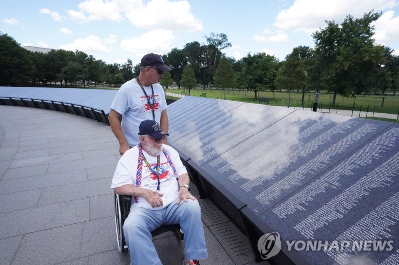 한국전참전용사기념공원에 세워진 추모의 벽을 둘러보는 참전 용사 Missouri veterans read the hundreds of names attached to the new Wall of Remebrance at the Korean War Memorial during a visit in Washington, DC on Friday, August 12, 2022. Photo by Bill Greenblatt/UPI