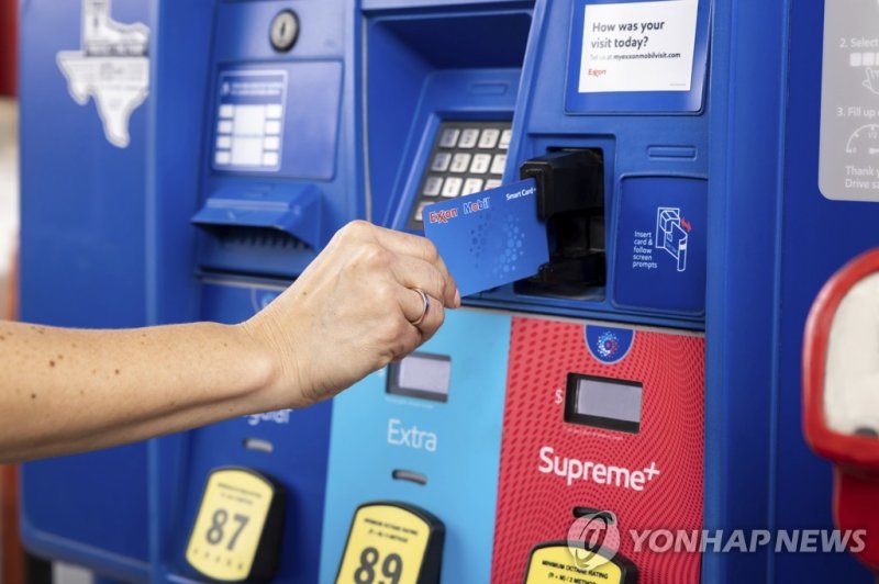 엑손모빌의 한 주유소 IMAGE DISTRIBUTED FOR EXXONMOBIL - Exxon station customer uses Exxon Mobil Smart Card+ Credit Card to pay for gas on Tuesday, Dec. 06, 2022 in Humble, Texas. (Paul Ladd/AP Images for ExxonMobil) THIS PHOTO WAS TAKEN BY AP IMAGES FOR EXXONMOBIL AND HAS BEEN DIGITALLY ALTERED.