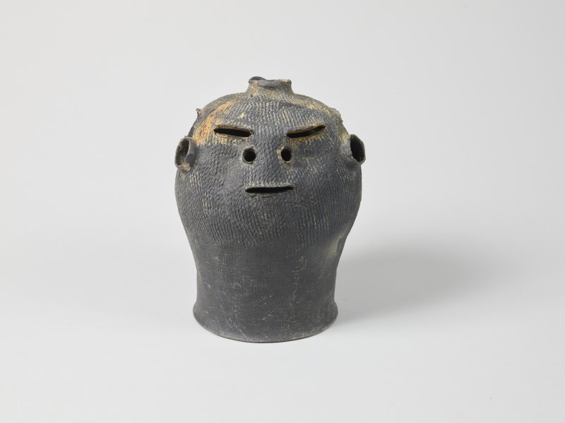 [서울=뉴시스] 경북 경산에서 출토된 투각인면문옹형토기 (사진=문화재청 제공) 2023.01.11. photo@newsis.com *재판매 및 DB 금지