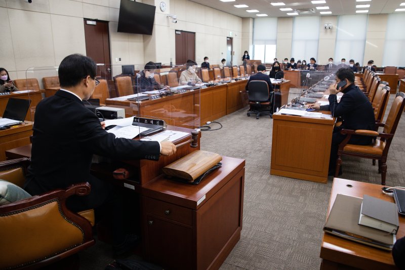 조해진 국회 정치개혁특별위원회 정치관계법개선소위원장이 8일 서울 여의도 국회에서 열린 제400회 국회(정기회) 정치개혁특별위원회 제2차 정치관계법개선소위원회의에서 의사봉을 두드리고 있다. 2022.12.8/뉴스1 ⓒ News1 유승관 기자 /사진=뉴스1