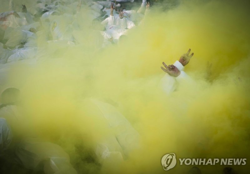 네덜란드에서 열린 생화학 무기 반대 시위 epa10279012 People participate in a protest against the alleged use of chemical weapons by Turkey against Kurds, in The Hague, the Netherlands, 01 November 2022. The organizers of the action accused Turkey of using such weapons in Iraqi Kurdistan and want the Organization for 