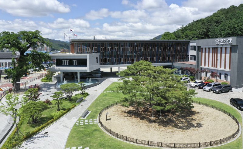 전북 장수군이 시군별 발전 수준과 변화를 파악하는 '지역발전지수'에서 전북 시군 중 유일하게 순위가 상승한 것으로 나타났다. 전북 장수군청 전경.(장수군 제공)2023.1.11./뉴스1 ⓒ News1