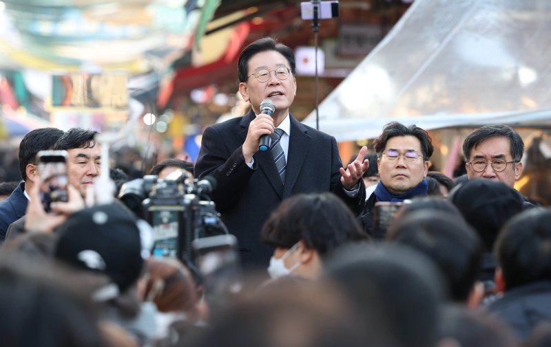 인천 모래내시장에서 즉석연설하는 이재명 대표. 사진=연합뉴스