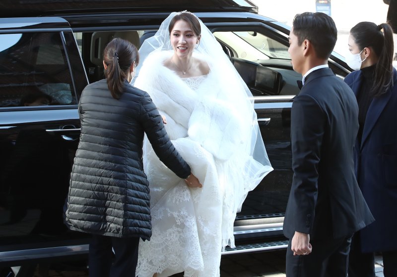 여자 골프 세계랭킹 1위 리디아 고가 지난해 12월 30일 서울 중구 명동성당에서 정태영 현대카드 부회장의 아들 정준 씨와의 결혼식을 위해 차에서 내리고 있다.<div id='ad_body2' class='ad_center'></div> 뉴스1