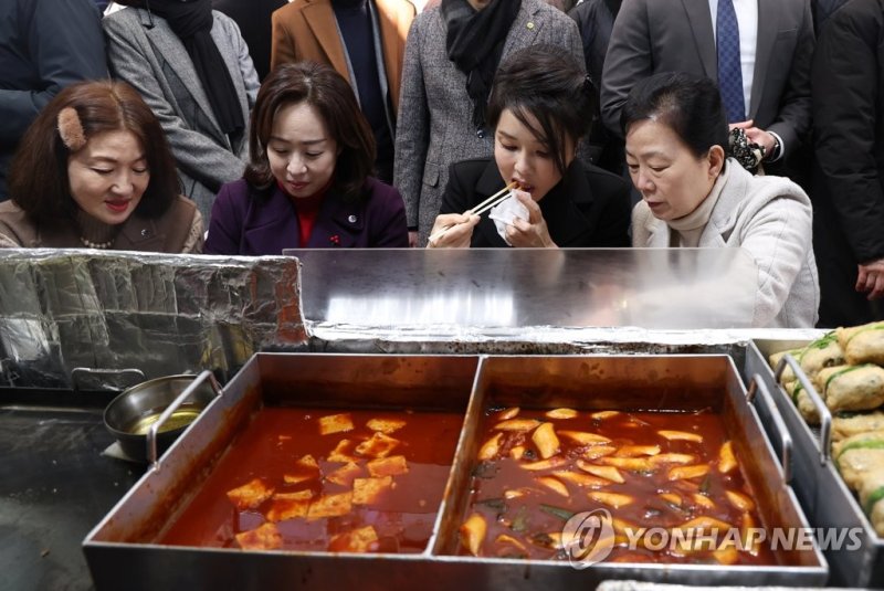 김건희 여사가 11일 대구 서문시장을 방문, 만두 등을 시식하고 있다. 연합뉴스