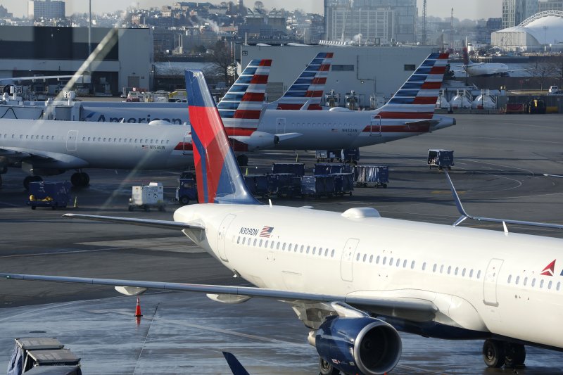 미국 매사추세츠주 보스턴 로건국제공항에서 11일(현지시간) 미 항공기 운항이 전면 연기되자 아메리칸항공(AA) 소속 항공기들이 지시를 기다리며 게이트에서 대기하고 있다. EPA연합