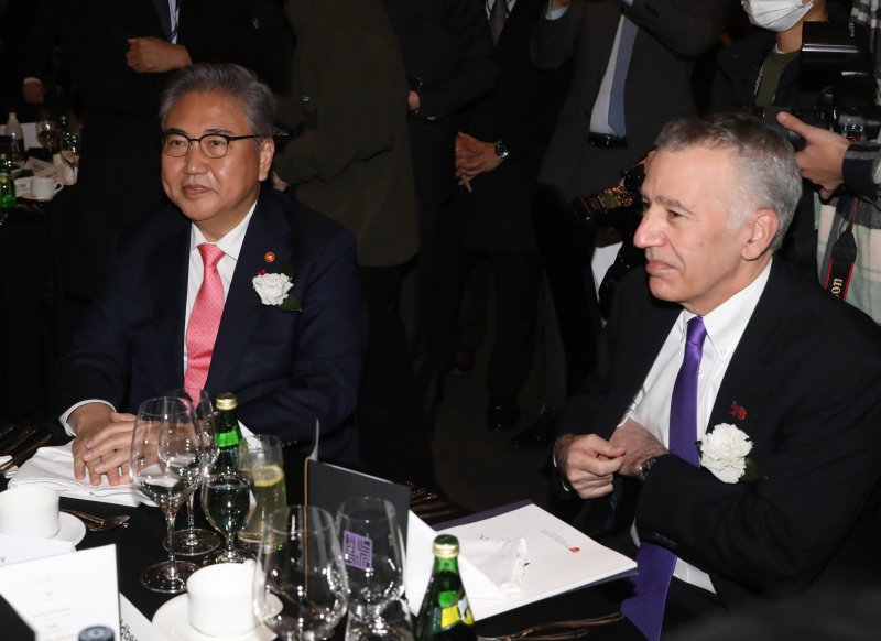 박진 외교부 장관과 필립 골드버그 미국 대사 11일 서울 강남구 인터컨티넨탈호텔 서울 코엑스에서 열린 '한국이미지상 2023'에 참석하고 있다. 2023.1.11/뉴스1 ⓒ News1 송원영 기자