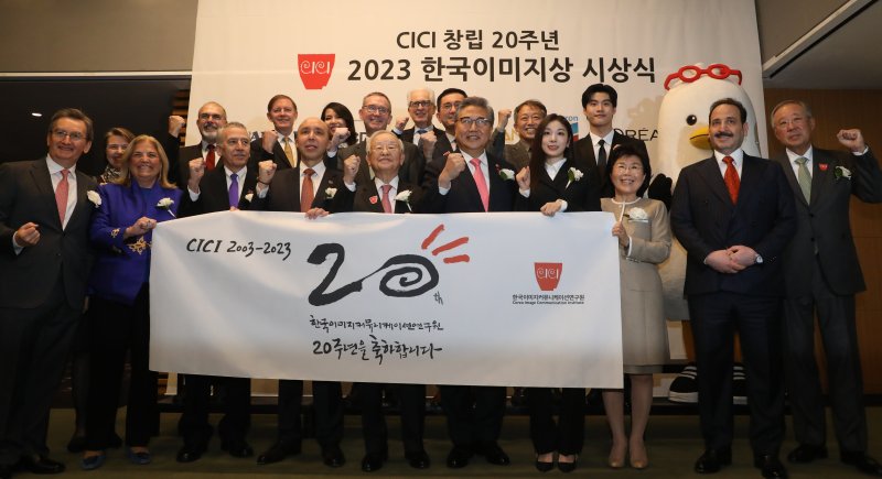 11일 서울 강남구 인터컨티넨탈호텔 서울 코엑스에서 열린 '한국이미지상 2023'에서 박진 외교장관, 손경식 CJ그룹 회장, 필립 골드버그 미국 대사, 김연아 전 피켜스케이팅 선수, 황선우 수영 선수 등이 기념촬영을 하고 있다. 이날 행사에는박진 외교부 장관, 필립 골드버그 미국 대사, 손경식 CJ그룹 회장, 류진 풍산그룹 회장, 김연아 선수, 황선우 선수, 필립 르포르 프랑스 대사, 콜린 크룩스 영국 대사, 마리아 카스티요 페르난데즈 EU대사, 필립 터너 뉴질랜드 대사, 페데리코 파일라 이탈리아 대사, 압둘라 사이프 알-누아이미 