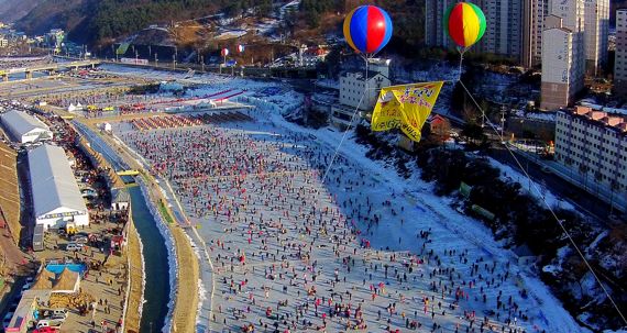 제12회 홍천강꽁꽁축제가 5일 개막, 21일까지 17일간 열린다. 사진은 예년 홍천강 축제 모습. 홍천군 제공