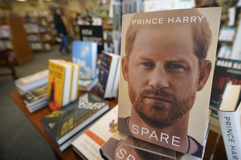 10일(현지시간) 해리 왕자의 자서전 '스페어'가 출간돼 영국에서 하루 만에 40만권이 판매됐다. 이는 '해리포터'에 이어 역대 2위 기록이며 비소설 역대 1위 판매량이다. 뉴시스