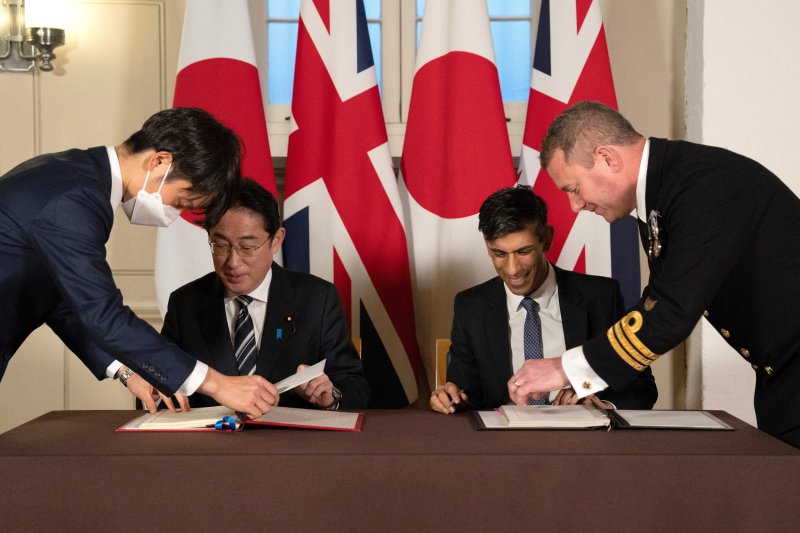 기시다 후미오 일본 총리(가운데 왼쪽)와 리시 수낵 영국 총리가 11일(현지시간) 영국 런던 런던탑에서 정상회담을 열고 '상호접근협정'(RAA·일본명 원활화협정)에 서명하고 있다. 로이터연합뉴스