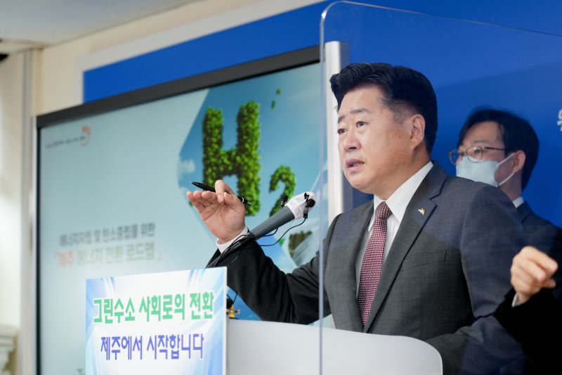 오영훈 제주도지사가 12일 도청 기자실에서 '에너지 대전환 로드맵'을 발표하고 있다.(제주도청 제공)/뉴스1