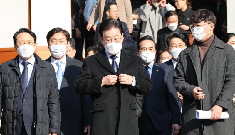 이재명 더불어민주당 대표가 12일 국회에서 신년 기자회견을 마친 후 회견장을 나서고 있다. 연합뉴스