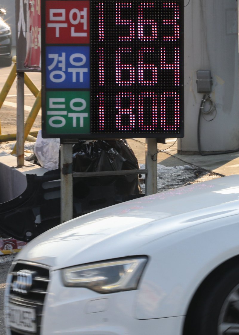 지난해 휘발유와 경유 가격 역전으로 경유 차량 운행 대수가 10만대 이상 줄어든 것으로 나타났다. 사진은 서울시내 주유소 내 유가정보. 뉴시스