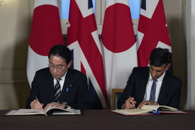 기시다 후미오 일본 총리와 리시 수낵 영국 총리가 지난 1월 11일(현지시간) 영국 런던 타워에서 회담 후 방위협정에 서명하고 있다. 양국 정상은 이날 영국군과 일본 자위대의 상호 방문을 원활히 하는 '상호접근협정'(RAA)에 서명했다. 뉴시스