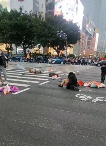 중국 광둥성 광저우 시내에서 11일 오후 20대가 모는 차량이 횡단보도에 일부러 돌진하면서 18명이 죽거나 다치는 참사를 빚었다. 뉴시스