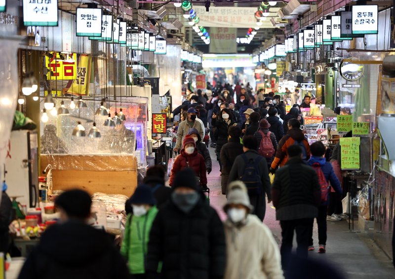 12일 서울 망원시장에서 시민들이 장을 보고 있다. 전문 가격조사기관인 한국물가정보는 올해 4인 가족 기준 설 차례상 비용이 전통시장을 이용할 경우 지난해보다 4.1% 증가한 25만4500원이 필요할 것으로 조사됐다고 이날 밝혔다. 대형마트를 이용하면 35만9740원이 필요해 지난해 설 때보다 2.1% 증가한 것으로 나타났다. /연합뉴스