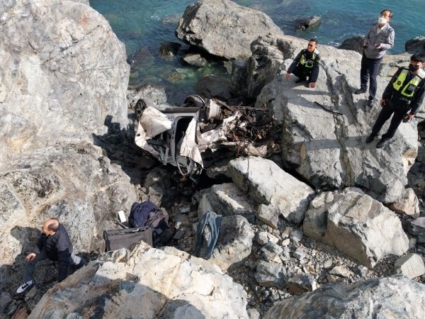 [거제=뉴시스] 신정철 기자= 12일 오전 10시 48분께 경남 거제시 남부면 다포리 여차홍포 전망대 인근에서 렌터카가 바닷가 낭떠러지로 추락해 타고 있던 남성 4명이 숨졌다.(사진=경남소방본부 제공).2023.01.12. photo@newsis.com *재판매 및 DB 금지