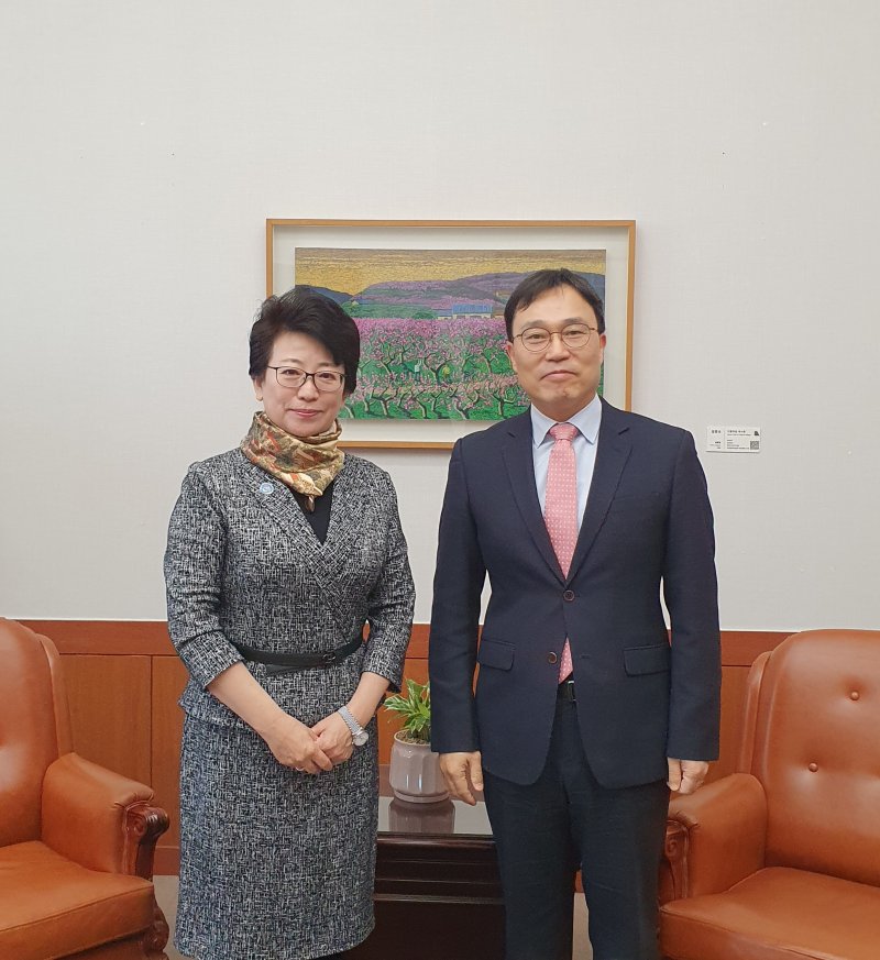 최영삼 외교부 차관보(오른쪽)과 어우보첸 한일중 3국 협력사무국(TCS) 사무총장. (외교부 제공).
