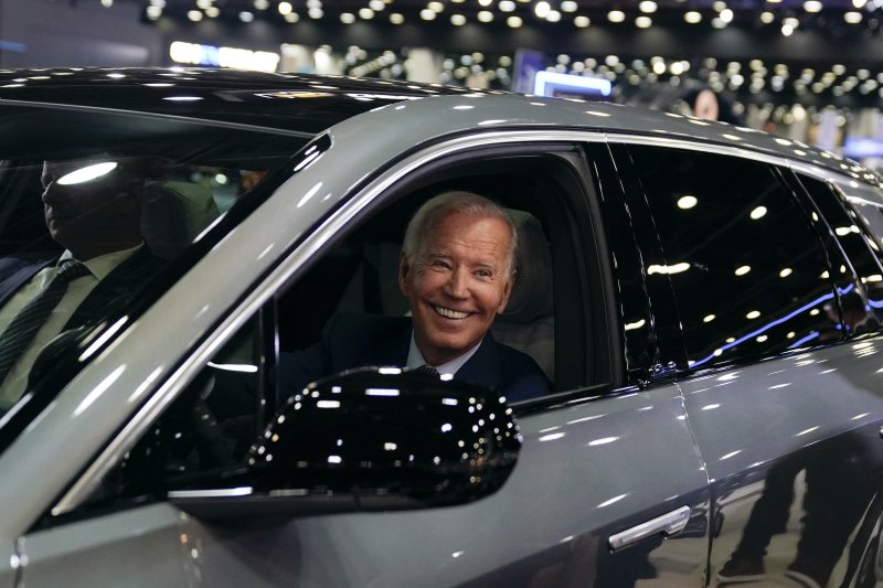 조 바이든 미국 대통령이 지난 2022년 9월 14일(현지시간) 미시간주 디트로이트에서 열린 북미 국제 오토쇼를 방문해 캐딜락의 전기차 '리릭'에 시승하고 있는 모습. AP뉴시스