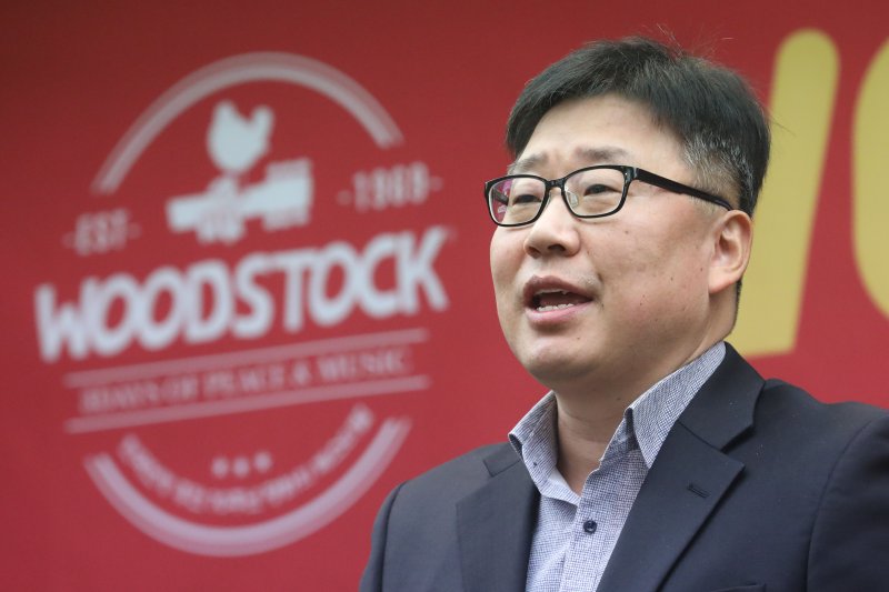 [서울=뉴시스] 권창회 기자 = 김은수 SGC대표이사가 6일 오전 서울 중구 프레스센터에서 열린 '우드스탁 뮤직 앤 아트페어 2023' 개최확정 기자회견에서 인사말를 하고 있다. 세계적인 음악축제 '우드스탁 페스티벌'은 한국전쟁 휴전 70주년을 맞아 ‘자유와 평화 그리고 사랑’을 슬로건으로 오는 7월 포천에서 개최된다. 2023.01.06. kch0523@newsis.com