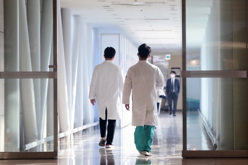 28일 서울 시내 한 대학병원에서 의료진이 발걸음을 옮기고 있다. 2022.12.28/뉴스1 ⓒ News1 황기선 기자 /사진=뉴스1