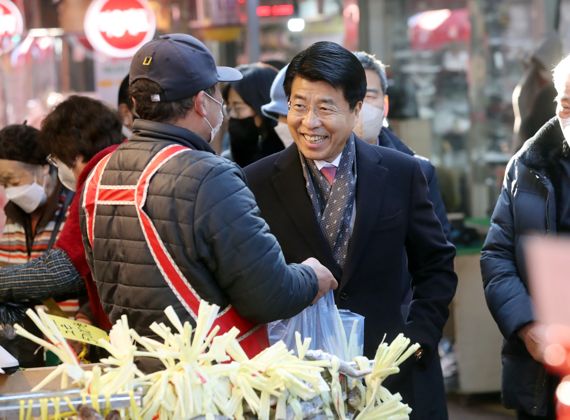 설 앞두고 전통시장 찾은 서강석 송파구청장