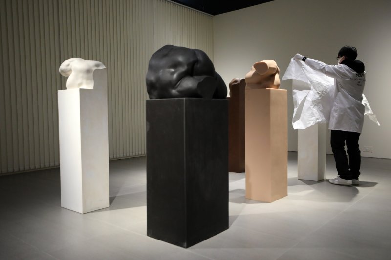 마틴 마르지엘라의 작품 '토르소 시리즈(Torso series)'가 전시돼 있다. 스태프들은 관람객이 지나갈 때마다 흰 천으로 한 조각씩 작품 전면을 덮어 감췄다가 열었다를 반복하며 작품 감상의 시간을 제한한다.뉴시스