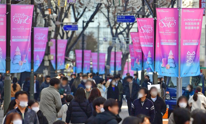 12일 서울 명동 거리에 '코리아그랜드세일'