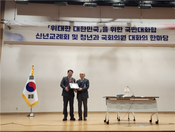 박준희 아이넷방송그룹 회장이 김형석 연세대 명예교수(오른쪽)에게 '위대한 대한민국 감사패'를 전달하고 있다. 사진=아이넷방송 제공