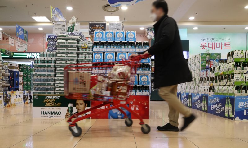 [서울=뉴시스]고범준 기자 = 서울의 한 대형마트에서 혼자 장을 보고 있는 한 남성의 모습. 2021.02.19. bjko@newsis.com