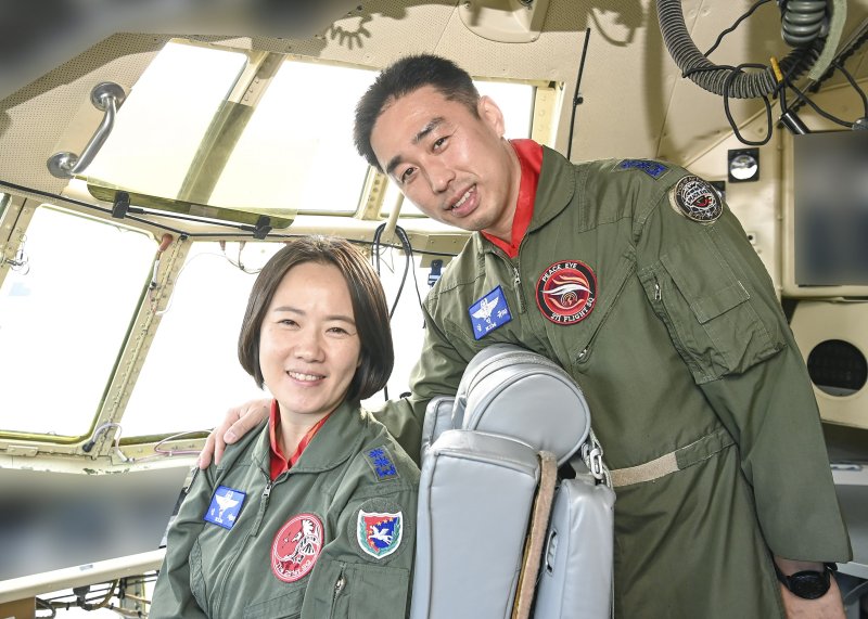공군 첫 비행대대장 부부인 김익규(오른쪽)·김민지 중령이 C-130 수송기 조종석에서 다정하게 포즈를 취하고 있다. 사진=제5공중기동비행단 제공