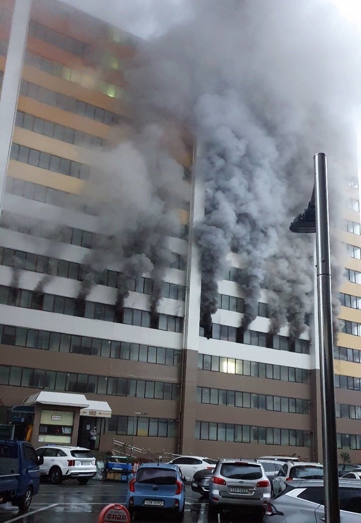 13일 오전 광주 북구 문흥동의 한 아파트에서 불이 나 연기가 치솟고 있다. 불은 이날 오전 8시30분쯤 진화됐으며, 다행히 인명피해는 없었다. (독자 제공) 2023.1.13/뉴스1