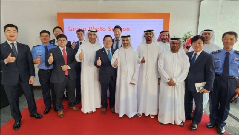 한화시스템 아부다비 지사 개소식에 UAE 국방부 산하 타와준 경제위원회(TAWAZUN Economic Council), TTI(Tawazun Technology and Innovation), UAE 소요군인 AFAD(Air Force and Air Defence)의 핵심인사, 대한민국 공군 파견요원, UAE 주재 한국 대사관 및 어성철 한화시스템 대표이사(앞줄 왼쪽에서 다섯번째)가 참석했다.(사진제공=한화시스템)