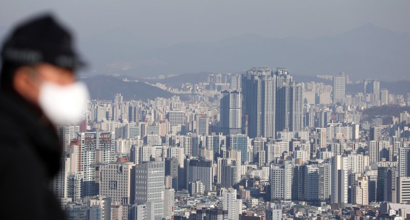 서울 중구 남산에서 바라본 서울 도심의 아파트 단지 모습. /사진=뉴스1