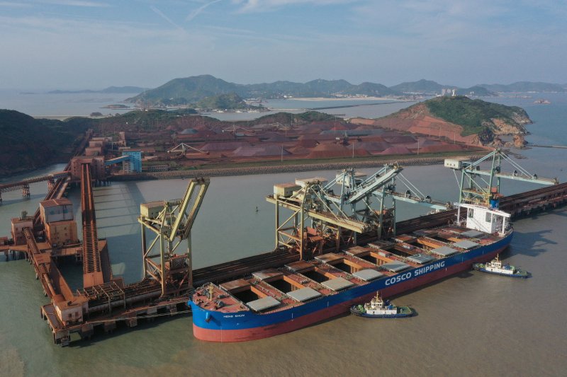 지난 2019년 5월 9일 중국 저장성 저우산군도의 항구에서 수입 철광석이 하역되고 있다.로이터뉴스1