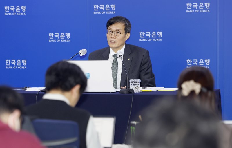 이창용 한국은행 총재가 13일 서울 중구 한국은행에서 열린 기자 간담회에서 기준금리 인상과 관련해 설명하고 있다. 뉴시스