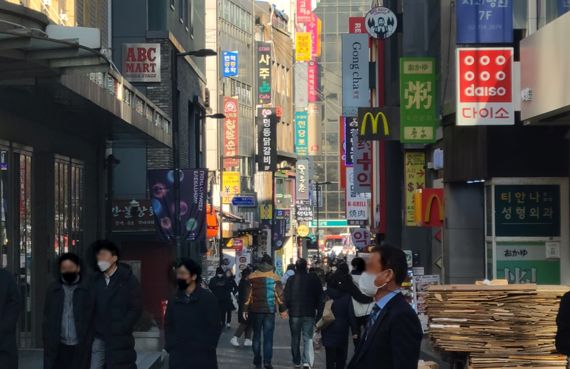 지난 10일 서울 중구 명동 거리를 관광객과 시민들이 걷고 있다. /사진=최아영 수습기자