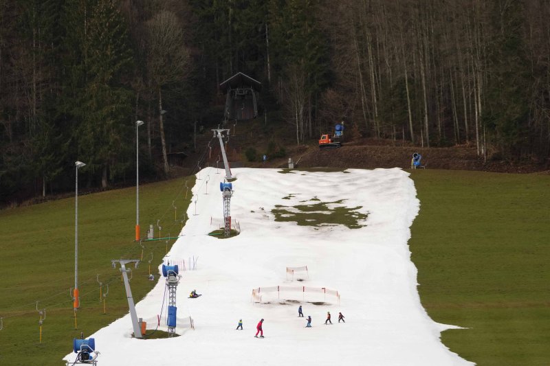 [루폴딩=AP/뉴시스] 아이들이 11일(현지시간) 독일 루폴딩의 슬로프에서 스키를 타고 있다. 알프스 대부분 산맥과 유럽 중부 산맥이 계절에 맞지 않게 온화한 날씨와 적은 강설량으로 눈이 뒤덮여 있어야 할 언덕에 잔디만 보이고 있다. 2023.01.13.