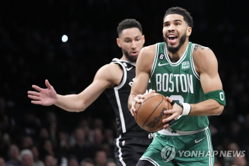 제이슨 테이텀 Boston Celtics forward Jayson Tatum, right, goes to the basket past Brooklyn Nets guard Ben Simmons during the first half of an NBA basketball game, Thursday, Jan. 12, 2023, in New York. (AP Photo/Mary Altaffer)