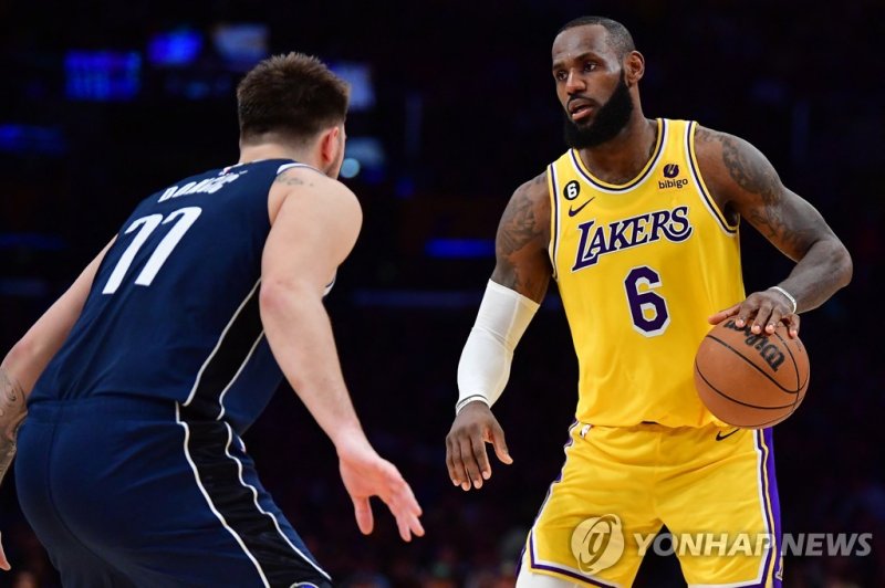 돈치치와 르브론 제임스의 대결 Jan 12, 2023; Los Angeles, California, USA; Los Angeles Lakers forward LeBron James (6) controls the ball against Dallas Mavericks guard Luka Doncic (77) during overtime at Crypto.com Arena. Mandatory Credit: Gary A. Vasquez-USA TODAY Sports