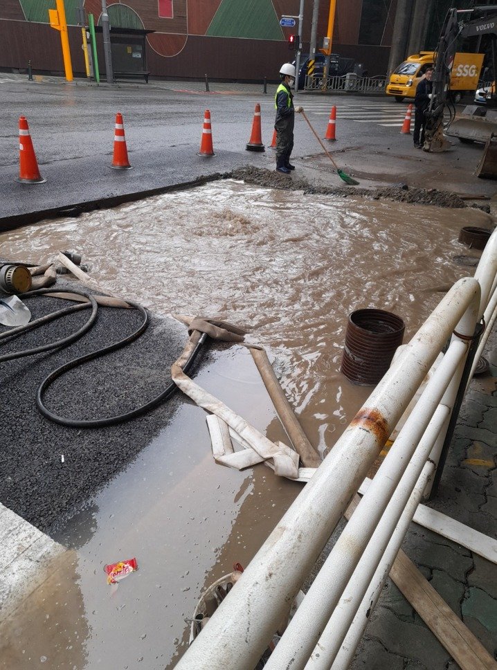 서울 서대문구 홍제동 상수도관 파열 현장. (서울시 제공)