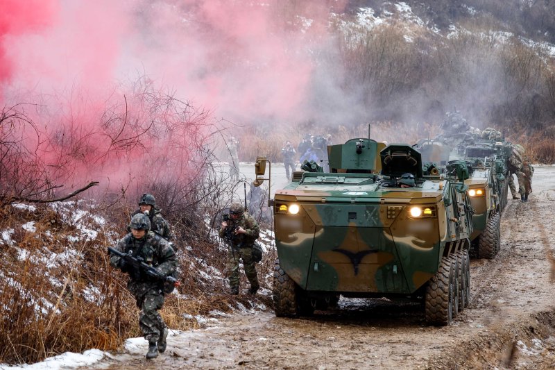 지난 1월 13일 경기 파주 무건리훈련장에서 열린 '아미타이거 시범여단 연합훈련'에서 육군 아미타이거 시범여단 대원들이 분대 전술훈련을 하고 있다.<div id='ad_body3' class='mbad_bottom' ></div> 사진=공동취재단