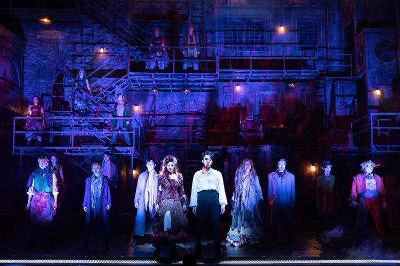 [서울=뉴시스]뮤지컬 '스위니토드' 공연 사진. 스위니토드 역의 강필석과 러빗부인 역의 전미도. (사진=오디컴퍼니 제공) 2023.01.13. photo@newsis.com *재판매 및 DB 금지