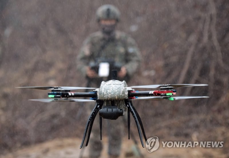 지난 13일 경기 파주 무건리 훈련장에서 열린 아미타이거 시범여단 연합훈련에서 정찰드론이 적 탐지 등 임무수행을 하고 있다. 연합뉴스 제공