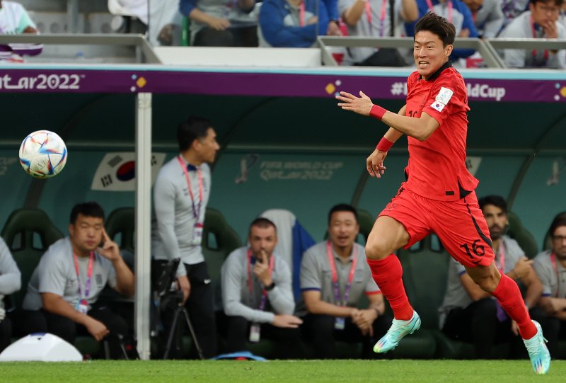 [알라이얀(카타르)=뉴시스] 백동현 기자 = 24일(현지시간) 카타르 알라이얀 에듀케이션 시티 스타디움에서 열린 2022 카타르 월드컵 H조 1차전 대한민국과 우루과이의 경기, 황의조가 전력질주하고 있다. 2022.11.25. livertrent@newsis.com