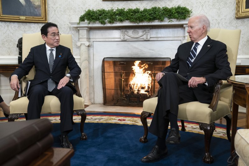 조 바이든(오른쪽) 미국 대통령이 13일(현지시간) 백악관 집무실에서 기시다 후미오 일본 총리와 회담하고 있다. 사진=뉴시스