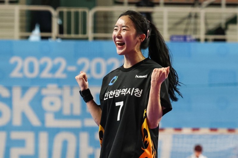 14일 경남개발공사와 경기에서 득점 후 기뻐하는 인천시청 신은주. [대한핸드볼협회 제공. 재판매 및 DB 금지]